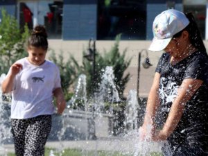 Bayburt’ta Kavurucu Sıcaklarda Çocuklar Fıskiyelerle Serinledi