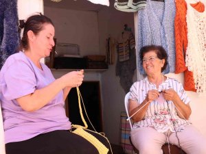 Kırşehir’de El İşi Hazırlanan Ürünler, Kız Çocuklarının Okuması İçin Harcanıyor