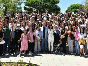 Ankara Büyükşehir Belediye Başkanı Yavaş’tan İ̇ngilizce Yaz Kampı’ndaki Çocuklara Ziyaret