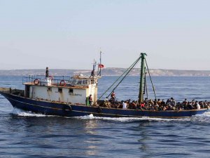 İ̇talya Rotası Üzerinde Seyreden Balıkçı Teknesinde 226 Göçmenin Yakalanma Anları Kameralara Yansıdı