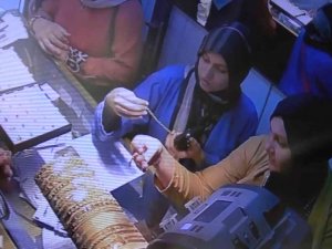 Kaşla Göz Arasında Altın Bilekliği Çaldılar