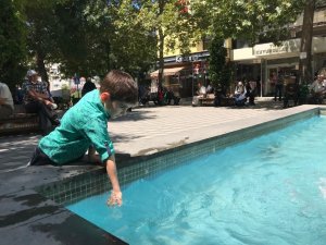 Sıcaklar Bunalttı, Süs Havuzu Kenarları Doldu