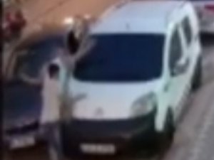 Zeytinburnu’nda Otomobiliyle Çarptığı Genci İki Aracın Arasına Sıkıştırdı