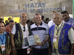 Kaya Muzaffer Ilıcak, Hatay Bşb Başkanı Lütfü Savaş’a Kitaplarını Hediye Etti