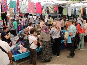 Kıyafet Tezgahlarında Yoğunluk Yaşanıyor