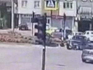 Otomobil, Motosiklete Çarpıp Refüje Çıktı