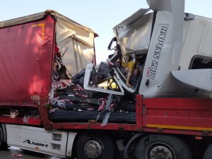 Meşrubat Yüklü Tır İnşaat Demiri Yüklü Tıra Arkadan Çarptı, 6 Kişi Yaralandı