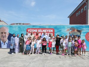 Derince’de Bin 200 Öğrenciye Yüzme Eğitimi