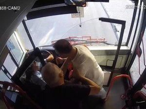 İ̇zmir’de Eshot Şoförü Kadını Darbeden Maganda Tutuklandı