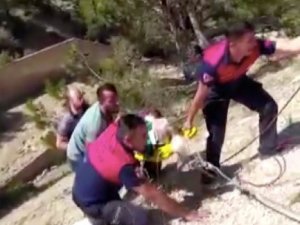 50 Metrelik Uçuruma Yuvarlanan Sürücü Sedye İle Çıkartıldı