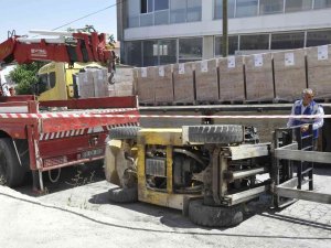 Devrilen Forkliftin Altında Sıkışan Operatör Yaralandı