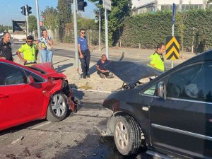 Hafif Ticari Araç İle Otomobil Çarpıştı: 2 Yaralı