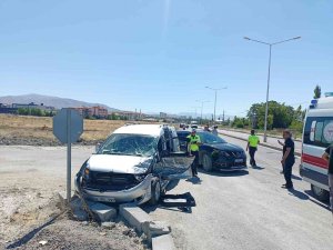 İ̇ki Otomobil Çarpıştı: 2 Yaralı
