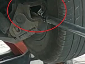 Bursa’da Aracın Aksına Giren Oluklu Kertenkele Operasyonla Çıkarıldı
