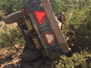 Kontrolden Çıkan Traktör Şarampole Devrildi: 2 Yaralı