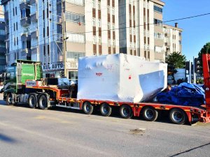 Tırın Taşıdığı 40 Tonluk Pres Makinesi Yola Devrildi