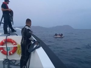 Çanakkale Açıklarında Sürüklenen Bot İçerisinde 10 Düzensiz Göçmen Kurtarıldı