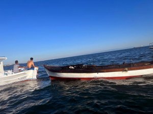 Küçükçekmece Sahilde Alev Alan Tekne Jet Ski İle Söndürüldü