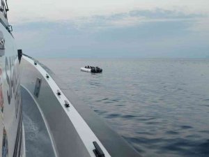 İ̇zmir Açıklarında 42 Düzensiz Göçmen Kurtarıldı, 22 Göçmen Yakalandı