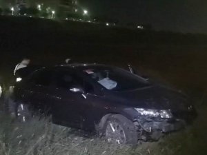 Sürücüsünün Hakimiyetini Kaybettiği Otomobil Boş Araziye Uçtu: 2 Yaralı