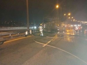 Tem Otoyolu’nda Oksijen Tüpü Yüklü Kamyon Alev Alev Yandı