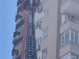 Boya Yapan İşçiyi Emniyet Kemeri Kurtardı