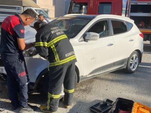 Kaza Yapan Otomobilin Çarptığı Bahçe Duvarı Çocuğun Üzerine Devrildi: 3 Yaralı