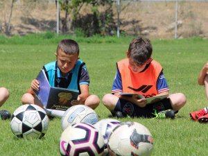 Önce Kitap Okuyorlar, Sonra Futbol Oynuyorlar