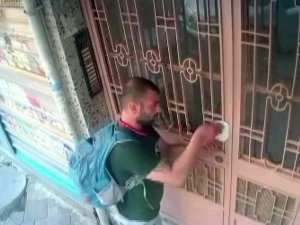 Zeytinburnu’nda Soyduğu Evden Çıkarken Ayakkabıları Bile Çaldı