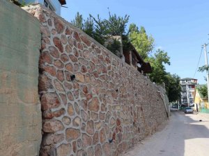 Yağmurda Hasar Alan İstinat Duvarı Yıkıldı, Yenisi İnşa Edildi