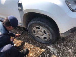 Yolda Kalan Çetinkaya Ailesinin Yardımına Jandarma Koştu