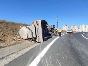 Virajı Dönemeyen Beton Mikseri Yan Yattı, Sürücüsü Ağır Yaralandı