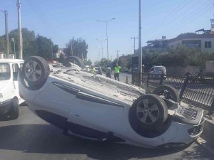 Direksiyon Hakimiyeti Kaybolan Otomobil Takla Attı: 2 Yaralı
