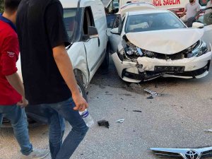Bilecik’te Otomobille Kamyonet Çarpıştı, 3 Kişi Yaralandı
