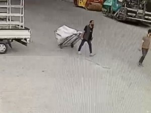 İ̇stanbul’da “Pes” Dedirten Hırsızlık Kamerada: Çekçekle Gelip Kırıcı Çaldılar