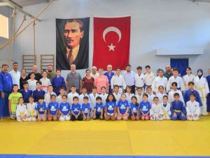 Yunusemre’den Şampiyon Judoculara Tebrik