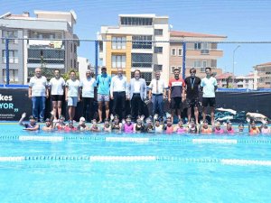 Çocuklar Yüzmeyi Karesi Millet Bahçesi’nde Öğreniyor