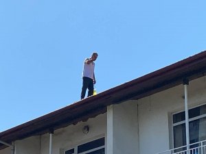 İ̇şten Atılınca Çatıya Çıktı, İkna Edilmesi 3 Saat Sürdü