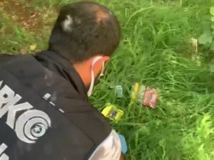 Polisi Gördü, Uyuşturucuyu Balkondan Bahçeye Attı