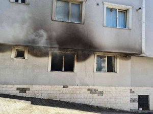 Kapıcı Dairesinde Çıkan Yangında 2 Kişi Dumandan Etkilendi