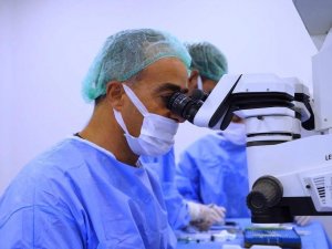 Doktor Meslektaşlarını Gözlükten Kurtardı