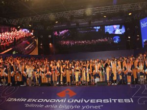 İ̇zmir Ekonomi’de Mezuniyet Coşkusu