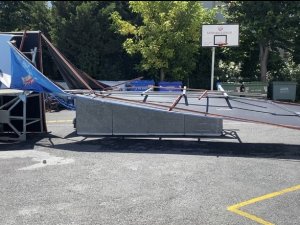 Fatih’te Okulun Bahçesine Kurulan Portatif Yüzme Havuzu Bir Anda Yıkıldı