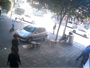 Patenci Gencin Otomobille Çarpıştığı Anlar Kamerada