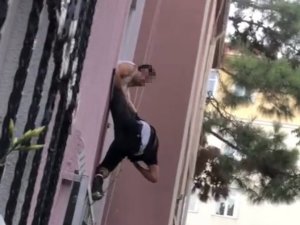 Beyoğlu’nda Ev Sahibi Yakaladığı Hırsızı Camdan Sarkıttı: O Anlar Kamerada
