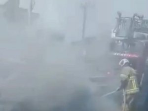 Edremit’te Karayolunu Duman Altında Bırakan Araç Yangını