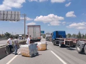 Kimyasal Sıvı Dolu Tanklar Tırdan Yola Düştü