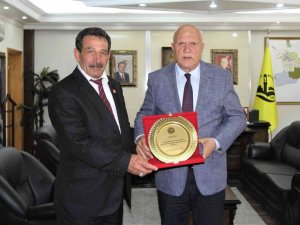 Mevlütoğulları’ndan Başkan Pekmezci’ye Teşekkür Plaketi