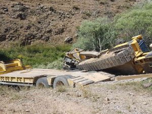 Bayburt Özel İ̇daresi’ne Ait İş Makinesi Dereye Devrildi