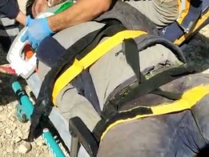 Dereye Devrilen Yabancı Uyruklu Traktör Sürücüsü Ağır Yaralandı